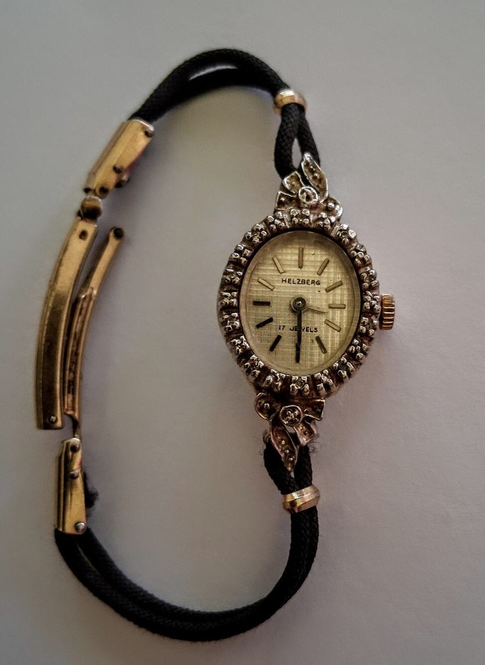Vintage Helzberg Swiss 17 Jewel Manual Wind Ladies Watch Linen Dial Runs Kreisle